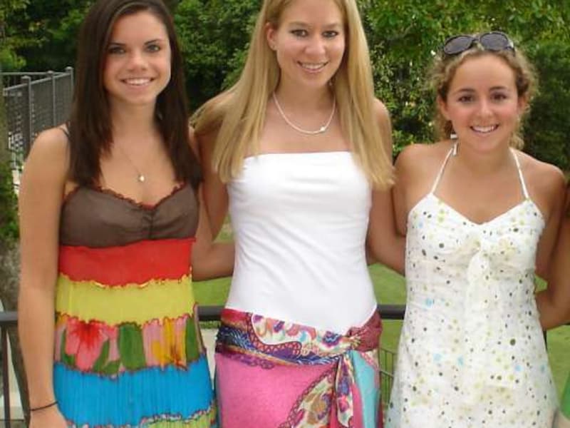 Natalee Holloway, in het midden.