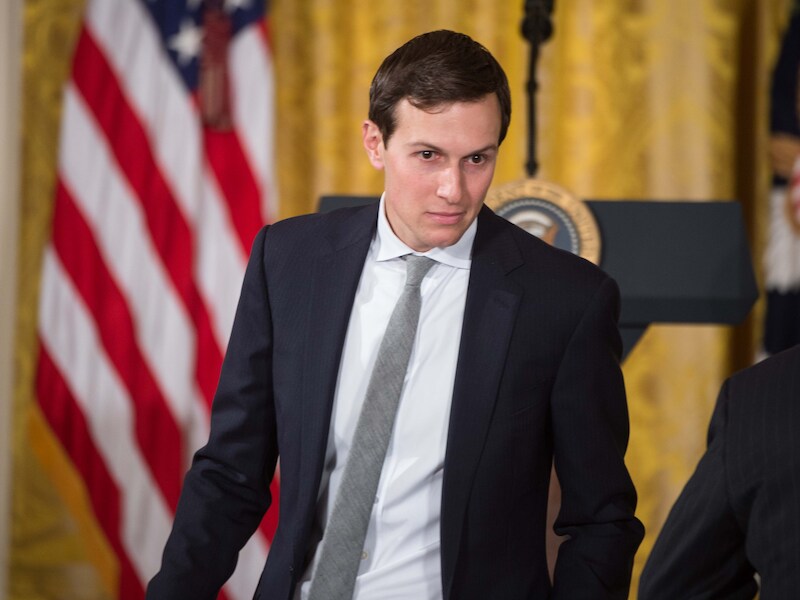 Jared Kushner, topadviseur van zijn schoonvader Donald Trump, gaat vrijwillig getuigen voor de Senaatscommissie.