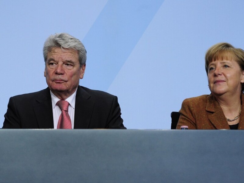 Joachim Gauck (L) en Angela Merkel (R) op de persconferentie van vrijdag.