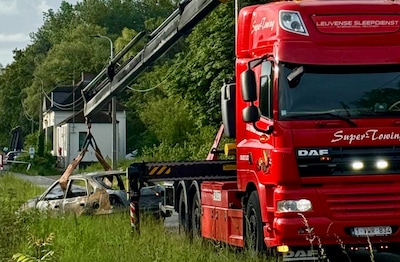 Auto crasht op jaagpad in Tildonk en vat vuur