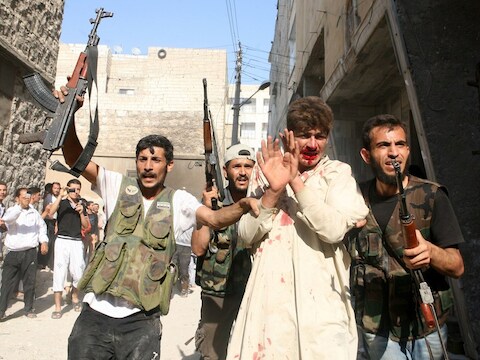 Opstanders van het FSA (Vrije Syrische Leger) gijzelen een politieman.