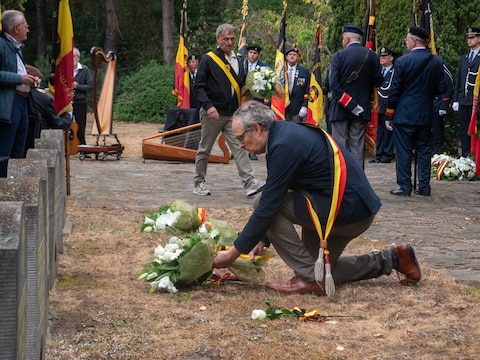 Burgemeester Albert De Geyter legt bloemen neer tijdens de herdenking van 18 augustus in Wetteren