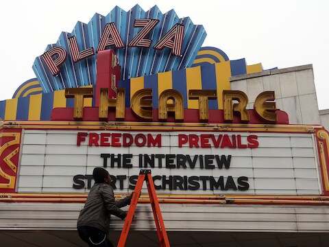 Brandon Delaney, algemeen directeur van de Plaza bioscoop in Atlanta, vertoont de film The Interview wel met Kerst.