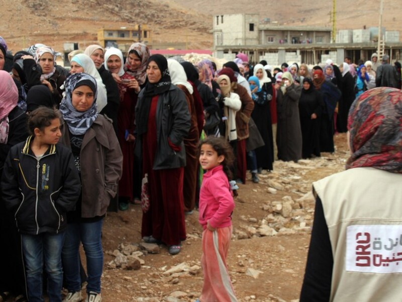 Syrische vluchtelingen wachten bij aankomst in Libanon om zich te registreren.