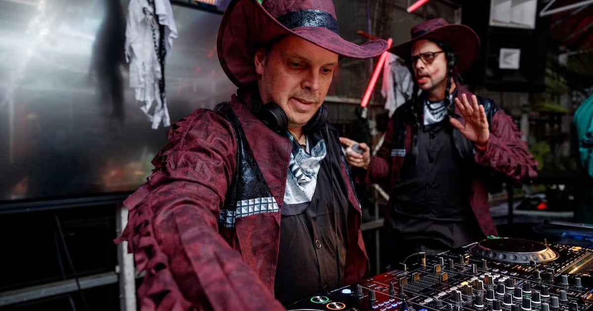 DJ Cluts (46) en MC Tom (46) willen met Cayoteclub onvergetelijke feestjes bouwen: “Hoe valser het p