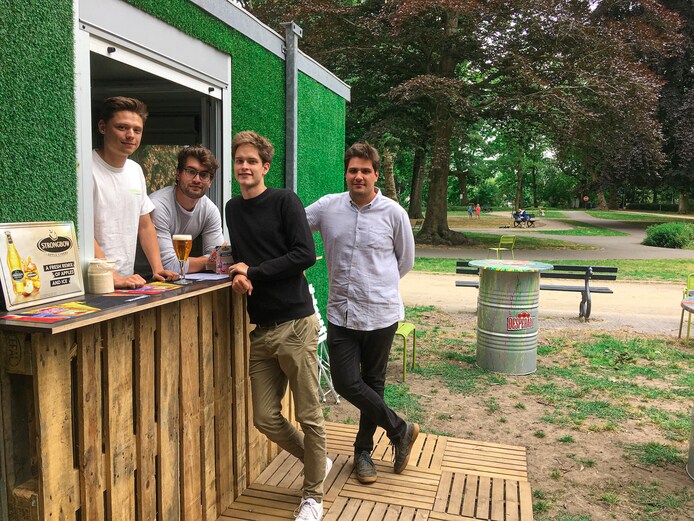 Vijf studenten baten in Brugge zomerbar Visart uit: “Wat moesten we ...