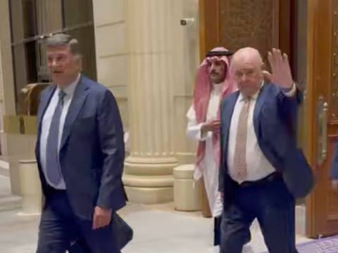 Een wazig beeld van Ruslands onderhandelaars Sergej Beseda (links) en Grigori Karasin in de Saoedische hoofdstad Riyaad.