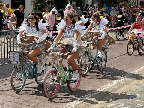 De ‘Grote Kleinvelokeskoers’ in Vlimmeren trekt heel wat kleurrijke figuren aan.