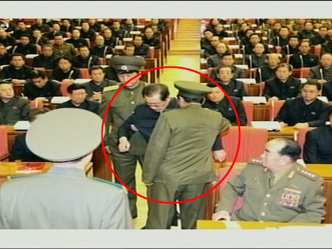 De oom van Kim Jong Un (omcirkeld) werd beschuldigd van corruptie, drugsgebruik, gokken, het versieren van vrouwen en het leven van een 'losbandig en verdorven leven'.