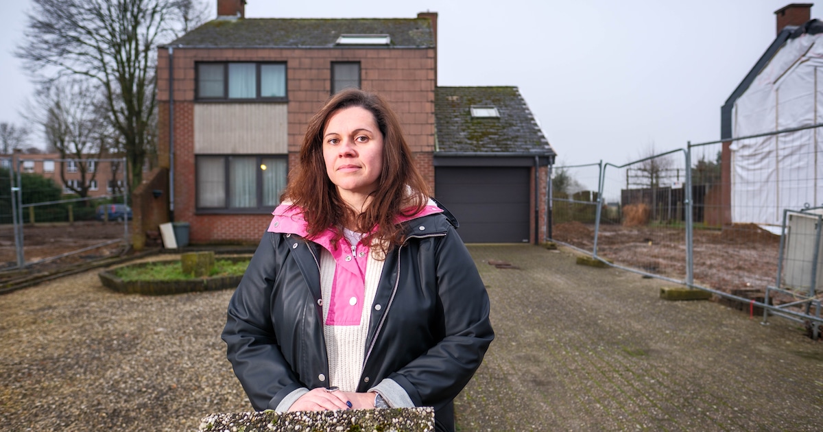 Barsten in de living en schimmel in kinderkamer: “We leven in angst sinds de afbraak naast ons huis”