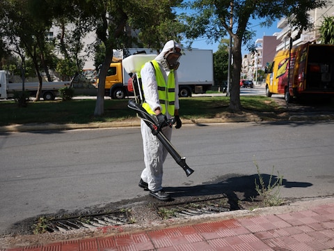 Beeld van 24 augustus. Een man spuit insecticide tegen muggen in het kader van inspanningen om de verspreiding van het westnijlvirus te voorkomen in Athene, Griekenland.