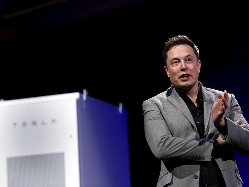 De charismatische Elon Musk bij de voorstelling van de Tesla batterij, die opgeladen kan worden met zonnepanelen en het huis van elektriciteit kan voorzien