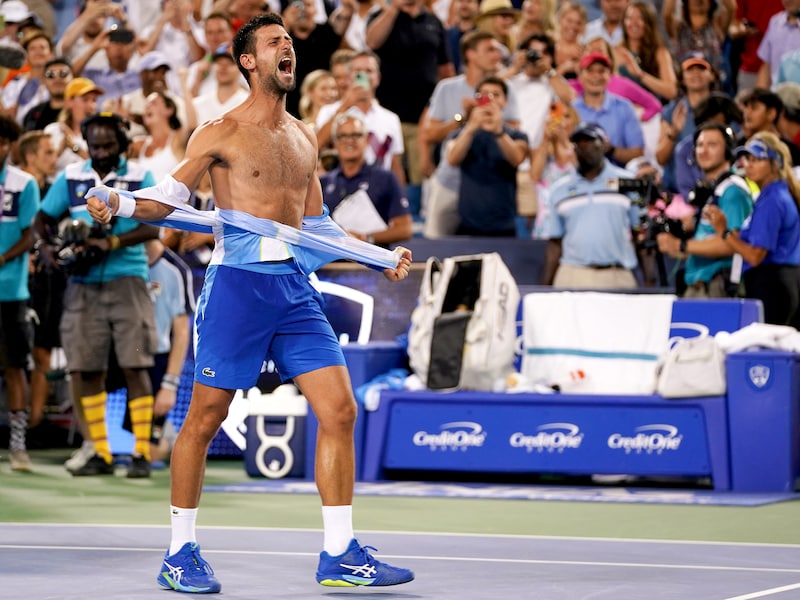 KIJK. En of het deugd deed: Novak Djokovic scheurt t-shirt aan flarden na revanche tegen Carlos Alcaraz