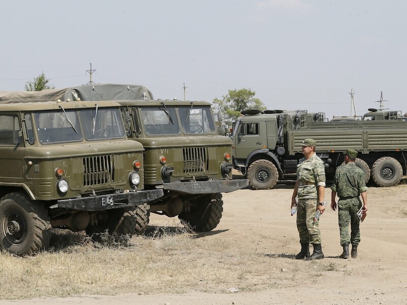 Russische legertrucks in Rostov, vlakbij de Oekraïense grens