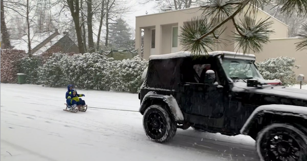 Sneeuwpret in Stevoort: slee achter wagen brengt kinderen in vervoering