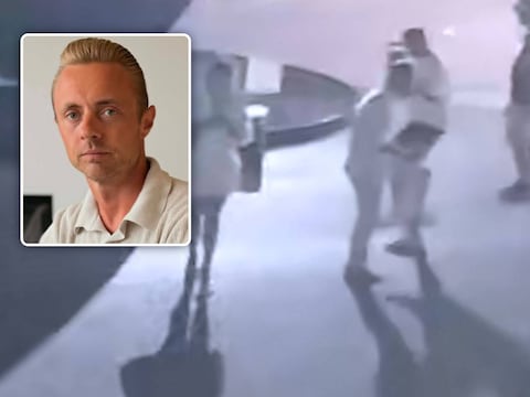Bewakingsbeelden tonen één van de dieven een dansje maakt en de arm van Nico (36) vastneemt. Inzet: Nico Jasica.