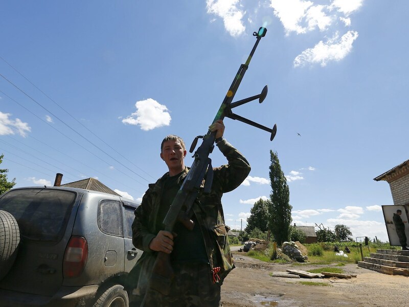 Een pro-Russische separatist toont zijn geweer in Seversk, in de regio Donetsk.