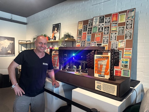 Chocolatier Alex Vanderauwera (51) bij zijn nieuwste creatie: een volledig eetbaar festivalpodium als eerbetoon aan 40 jaar Stageco. 