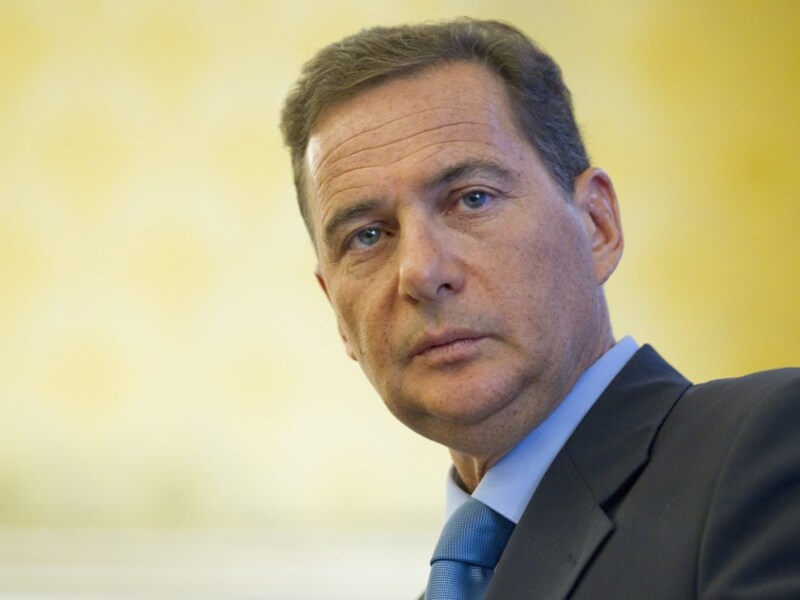 Minister van Immigratie Eric Besson komt uit de lucht vallen.