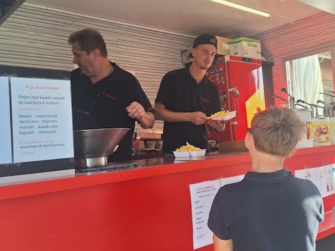 Het frietfestijn van Noeveren Helpt. 