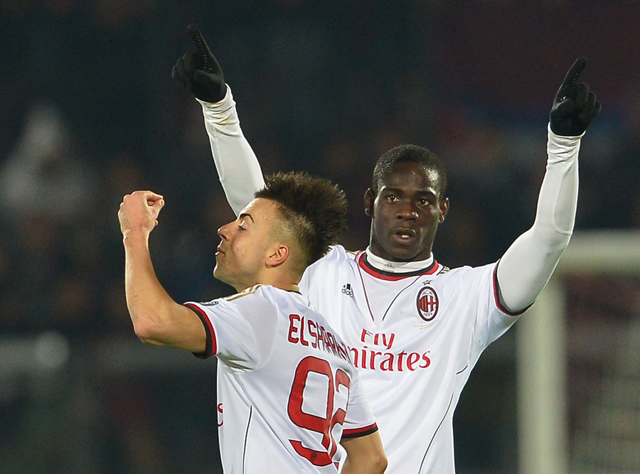 Balotelli (r) behoedde Milan met twee treffers voor een afgang.