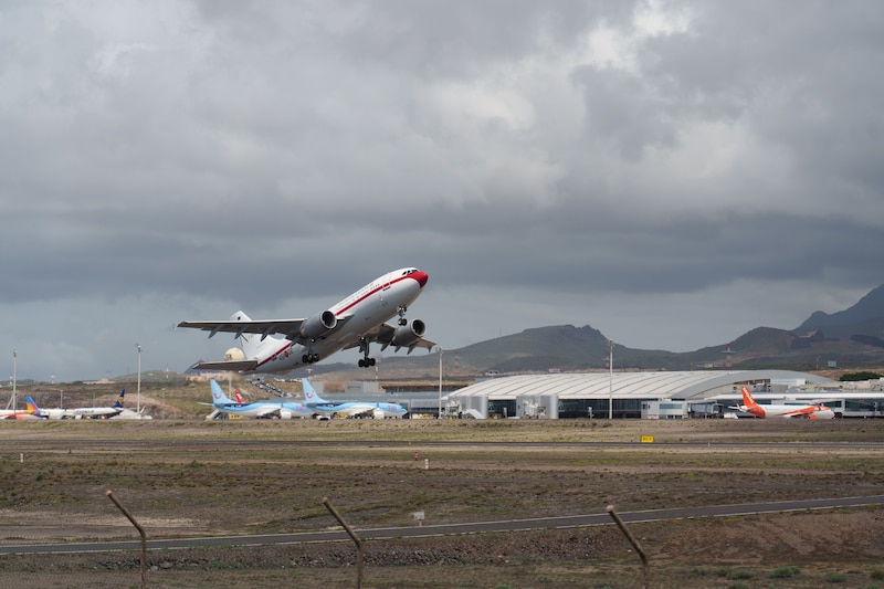 The Airbus A310 from the Spanish air power with Spanish passengers from the cruise ship m/v Hondius, which is hit by a hantavirus suitbraak, is located in the air port of Tenerife Zuid.