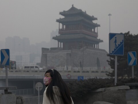 Een vrouw met een mondkapje in Peking, China.