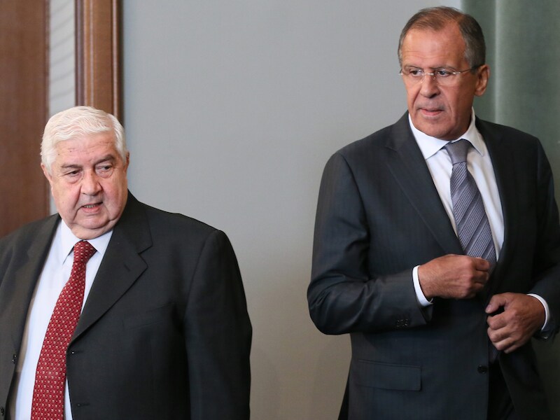 Sergey Lavrov (r.) en zijn Syrische collega Walid al-Moallem.