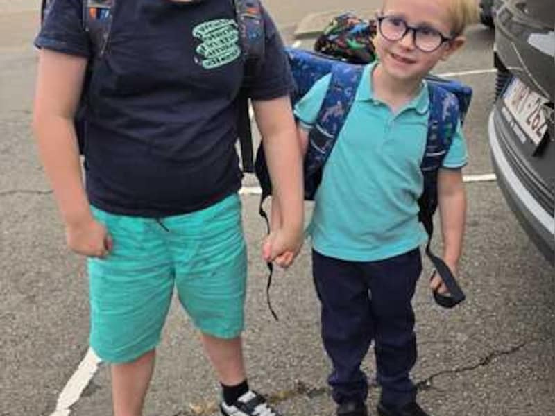 Grote broer Jonas begeleidt Martijn op eerste schooldag in Gellik