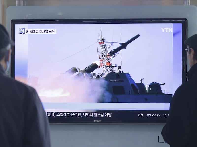 Zuid-Koreanen kijken naar beelden van de lancering van een Noord-Koreaanse raket.