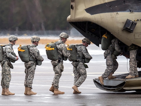 Amerikaanse soldaten stappen in een helikopter op een oefenterrein in Grafenwöhr, Duitsland.