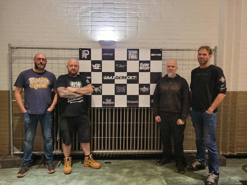 De organisatie van Garagerockt: Filip en Peutie (niet op de foto) en vlnr: Steven, Wesley, Stijn en Gerd.