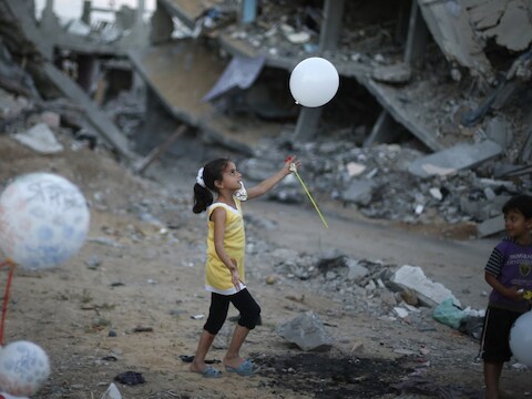 Een Palestijns meisje speelt met ballon in een buurt met huizen die zijn verwoest door de oorlog met Israël, eerder dit jaar.
