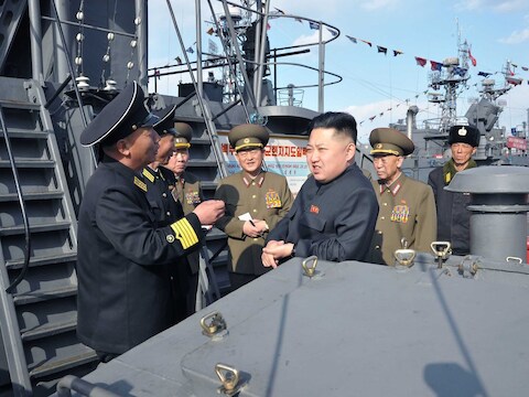 De nieuwe leider Kim Jong-un brengt een bezoek aan zijn marine.