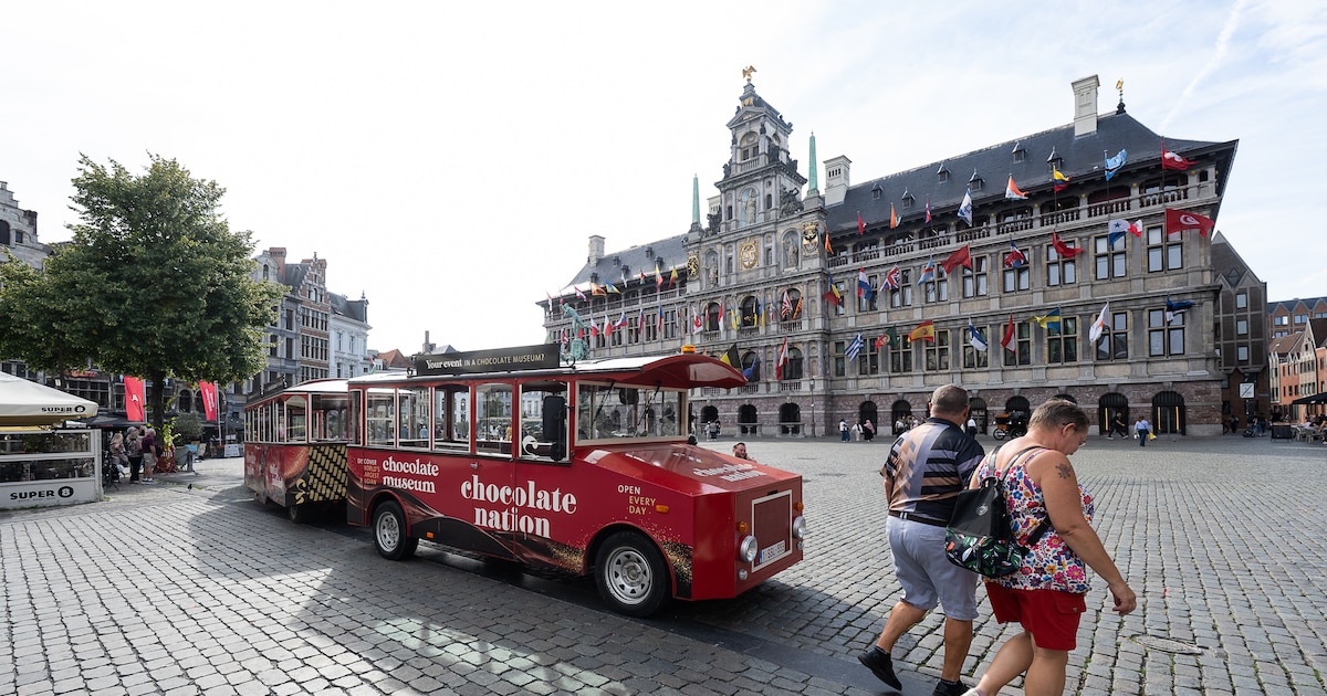 Chocolate Nation opent winkel op Grote Markt, Els van Doesburg neemt als eerste ‘chocoladetram’