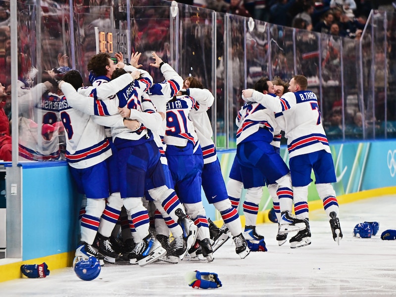 De vloek is doorbroken: Verenigde Staten pakken op sensationele wijze eerste ijshockeygoud in 46 jaar, rivaal Canada in finale verslagen