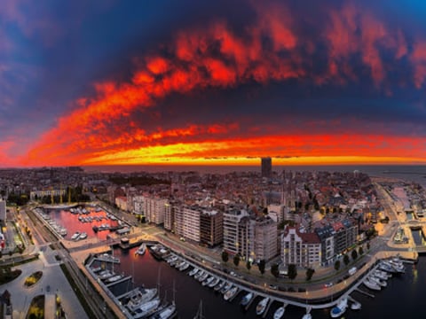 Prachtig beeld boven jachthaven van Oostende door kleurrijke zonsondergang
