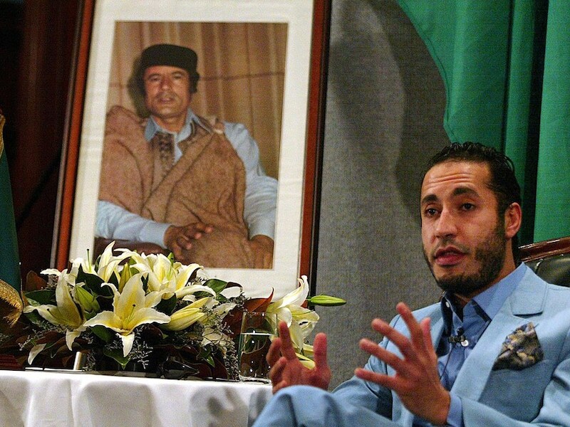 Saadi Kadhafi, naast een afbeelding van zijn vader, zocht zijn toevlucht in Niger.