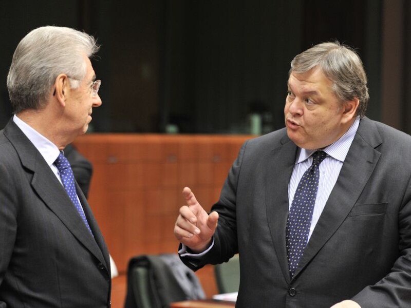 De Italiaanse premier en minister van Financiën Mario Monti spreekt met zijn Griekse collega Evangelos Venizelos.