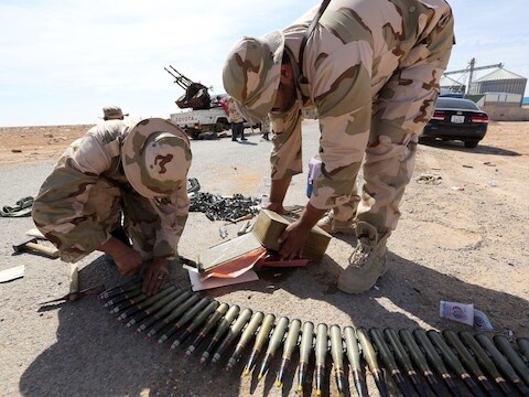 Pro-regeringstroepen controleren hun munitie, zo'n drie kilometer van Bani Walid.