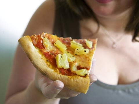 Die pizza mag u gerust eten, als het van de onderzoekers afhangt, maar daarna moet u wel gaan lopen of fietsen.