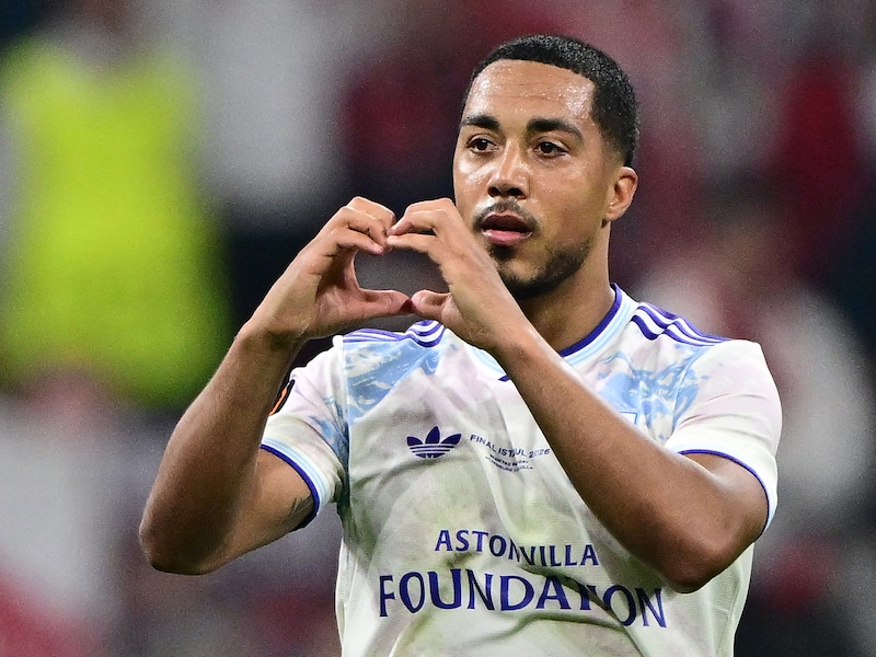 KIJK. “Jullie hebben voor altijd een plekje in m’n hart”: Youri Tielemans neemt met emotionele video afscheid van Aston Villa-fans