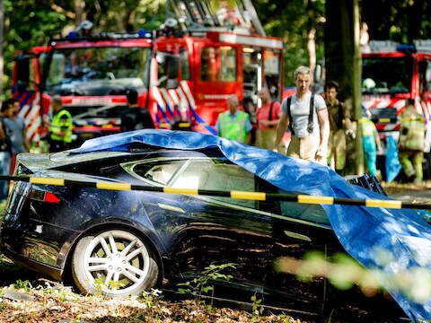 De verongelukte Tesla.
