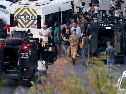 Opstandige militairen worden gearresteerd in Istanbul.