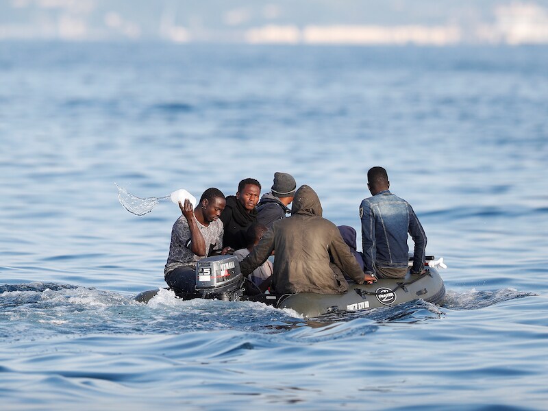 Migranten steken het Kanaal over. 