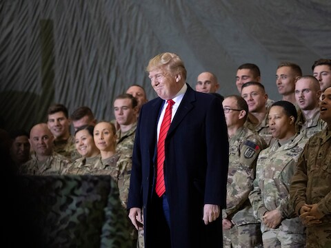 De Amerikaanse president Trump tijdens een verrassingsbezoek aan de luchtbasis Bagram in Afghanistan. Archiefbeeld.