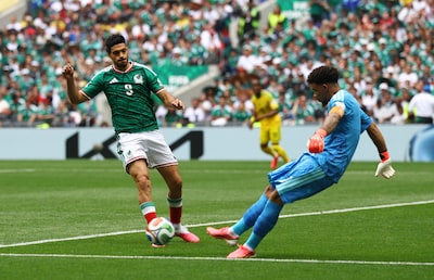 Het Aztekenstadion ontploft! Mexicaan Quiñones scoort eerste
