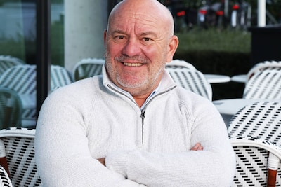 Piet Huysentruyt ruilt kookpotten in voor microfoon: “Ik heb me al krom gewerkt in mijn leven, maar stoppen doe ik niet”