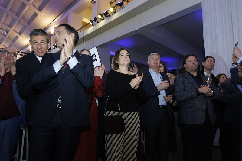Vlaams Belang-voorzitter Tom van Grieken met partijkopstukken als Chris Janssens en Barbara Pas op de nieuwjaarsreceptie in Oostende.
