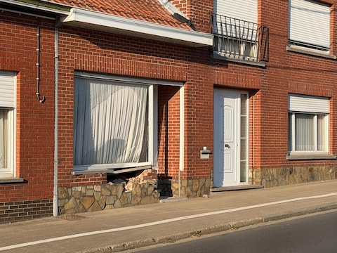 Langs de Stationstraat in Moorslede bolde een auto tegen de gevel van een woning.